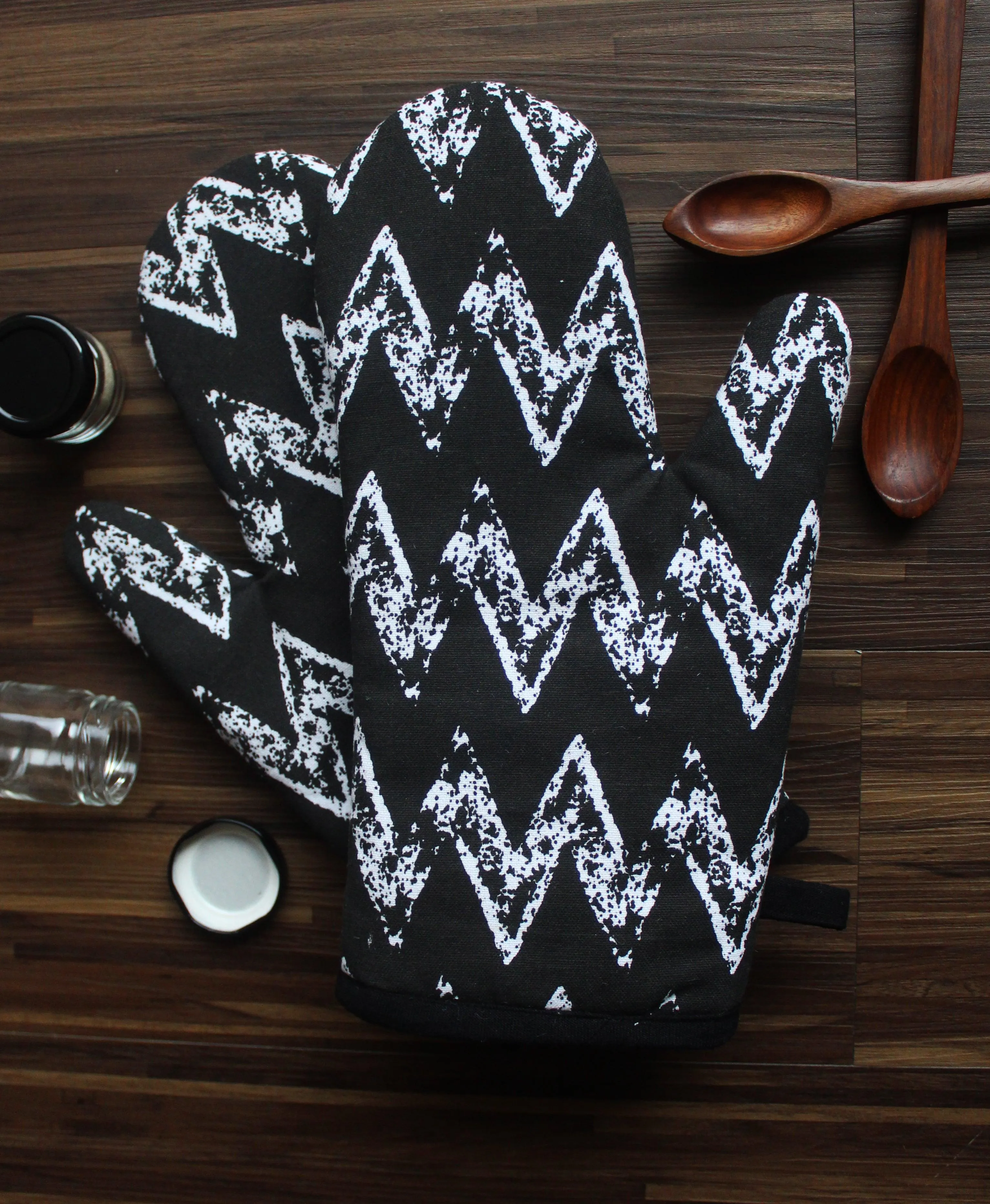 Cotton Black Zig-Zag Oven Gloves Pack Of 2