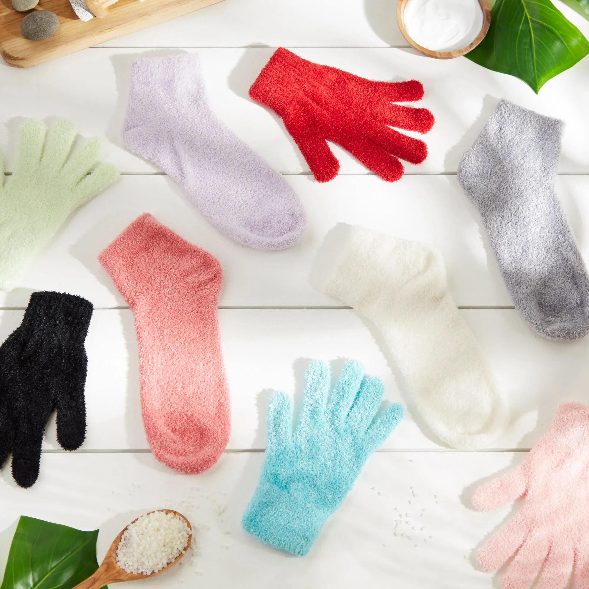 Spa Gloves Set Of 2 - Aloe Infused - Cream/Purple